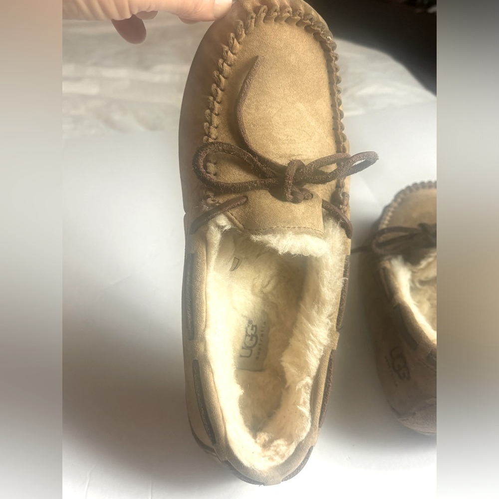 UGG| UGG Australia Dakota Moccasin slippers. Color Tan size 8 - Picture 12 of 15